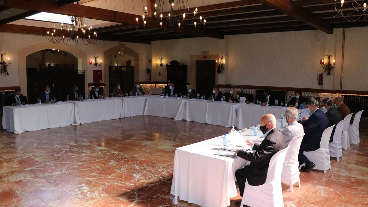 Imagen de la reunión celebrada en las Bodegas Heretat de Sicilia