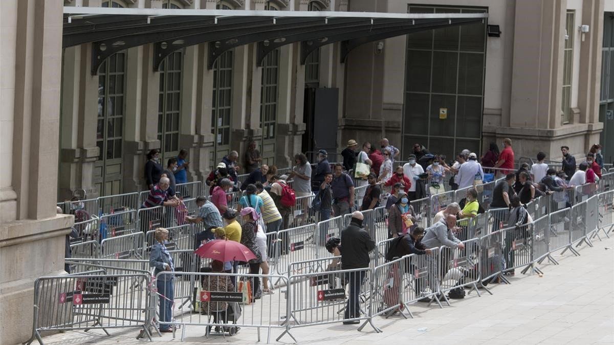 Colas en la estación del Nord de Barcelona para el reparto de alimentos para familias con dificultades, el pasado 16 de mayo.