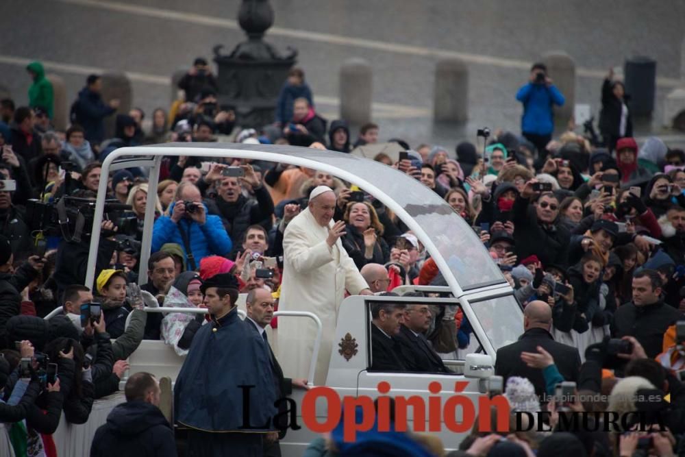 La cofradía de la Vera Cruz entrega el óbolo del J