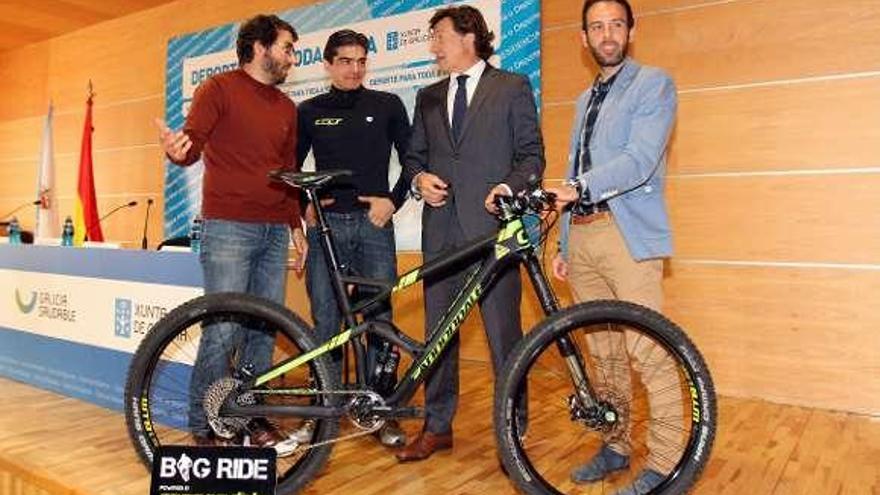 José Ramón Lete, ayer con los organizadores. // M.G.Brea