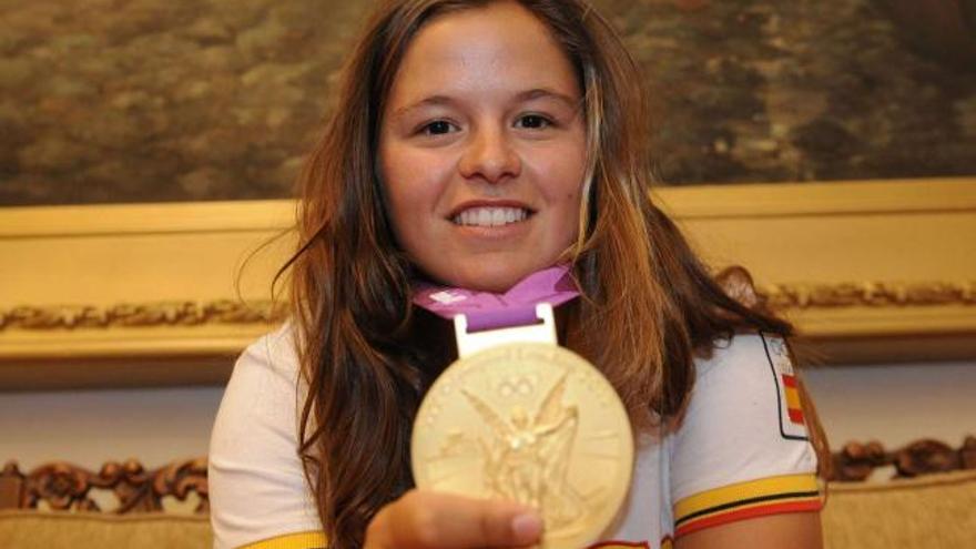 La regatista coruñesa Sofía Toro enseña la medalla de oro que ganó en los Juegos Olímpicos de Londres 2012. / 13fotos