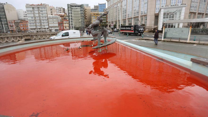 La fuente de los surfistas, con el agua teñida de rojo y una pintada contra Israel