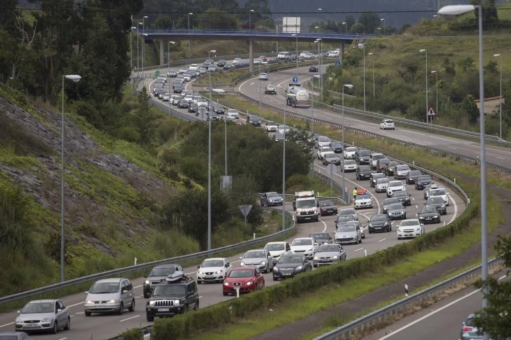 Retenciones en las carreteras asturianas tras el día de sol y playa