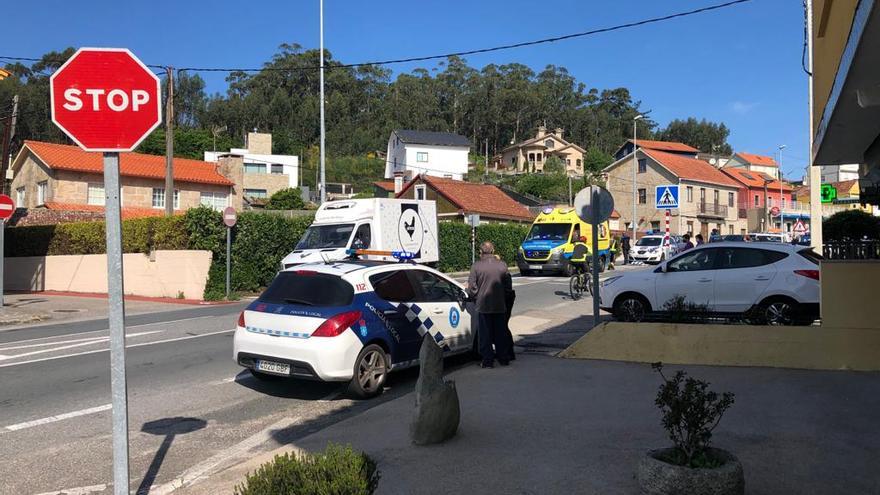 La Policía Local de Cangas y la ambulancia, en el punto del atropello en Aldán