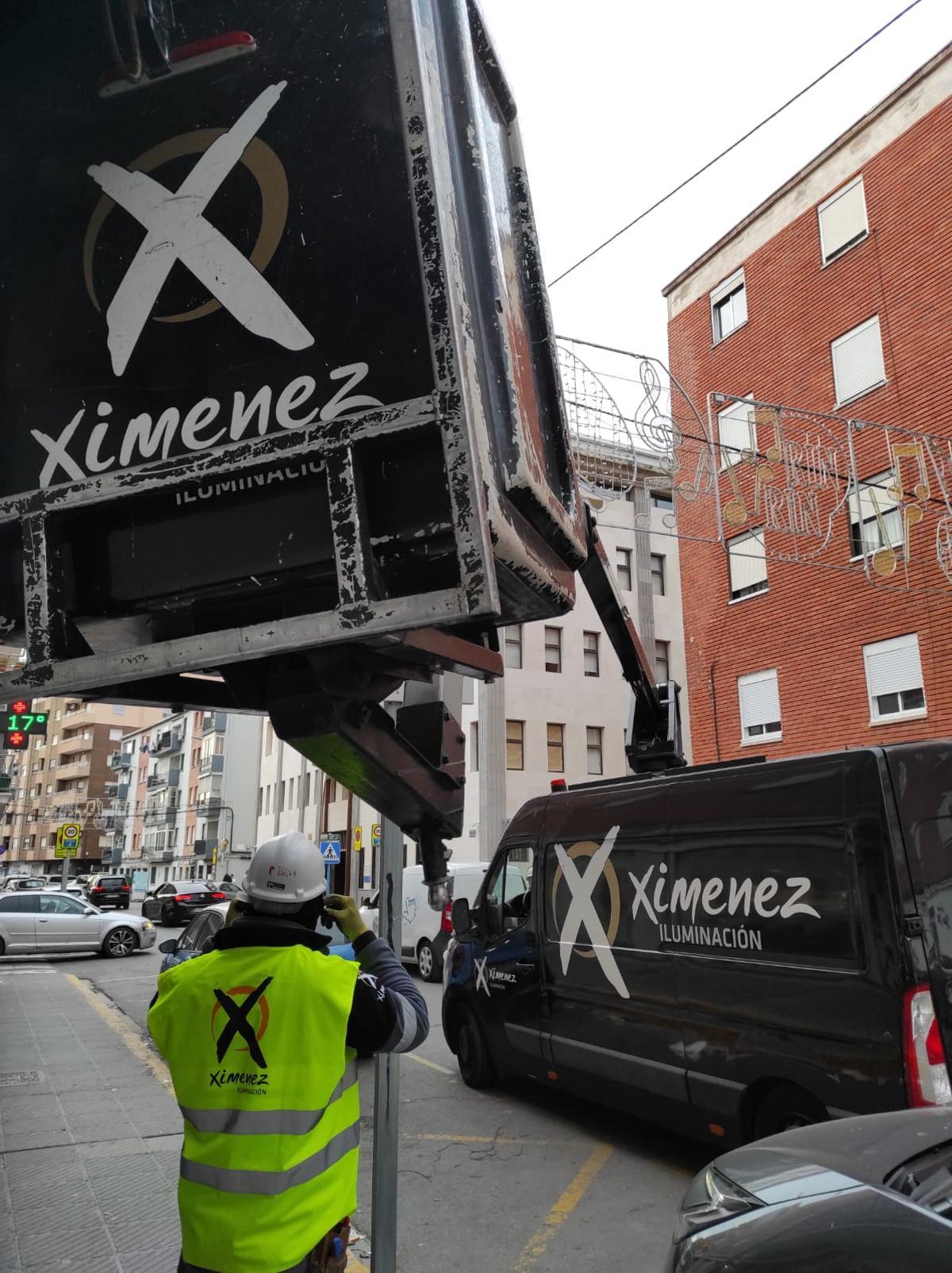 Un operario, en plno trabajo.