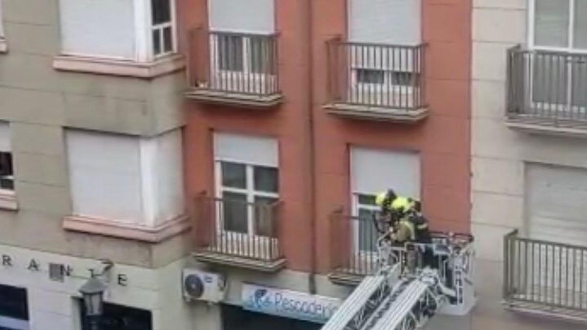 Los bomberos acceden a la vivienda.