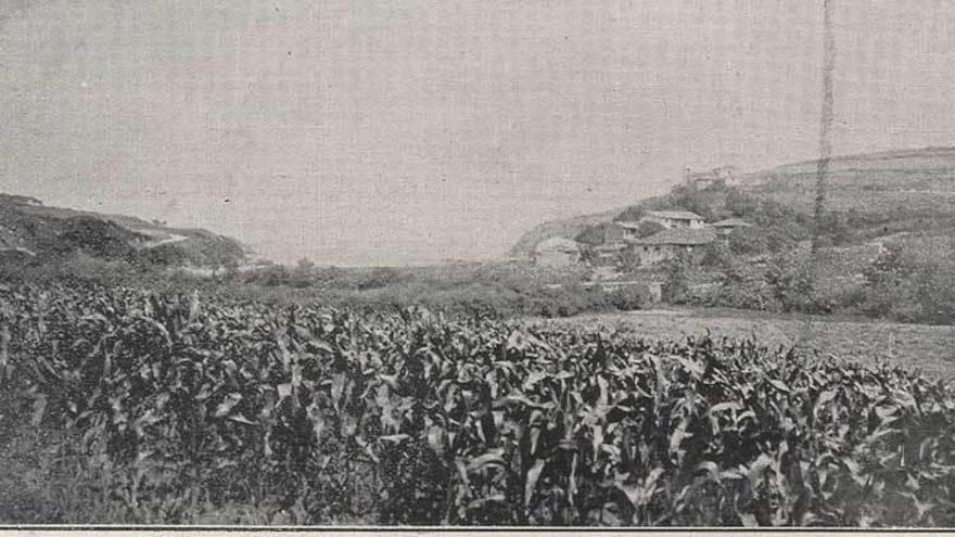 Una de las fotos del archivo de Fermín Canella, tomada en El Puerto y con Santa María del Mar al fondo.