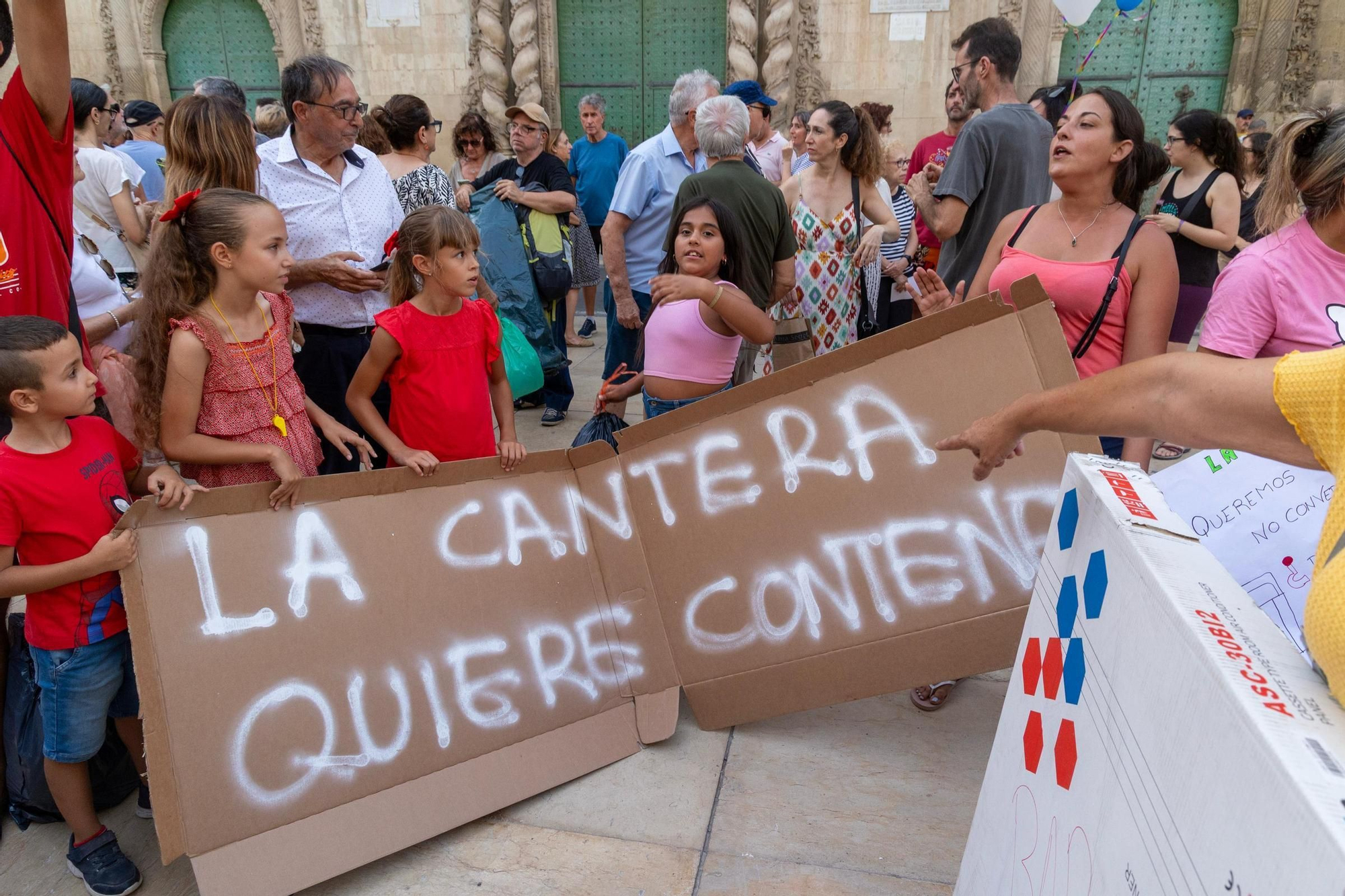 El malestar por la limpieza en Alicante se traslada a la calle