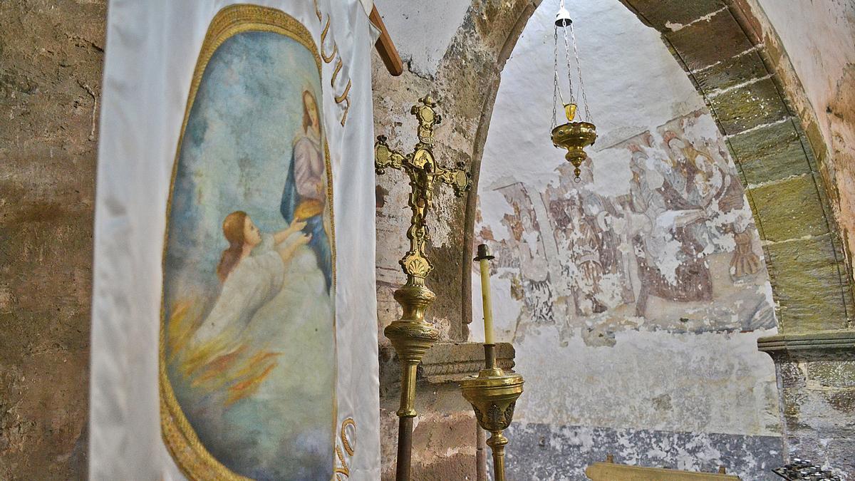 Interior de la iglesia de San Emiliano, con detalle de las pinturas en una de sus paredes.