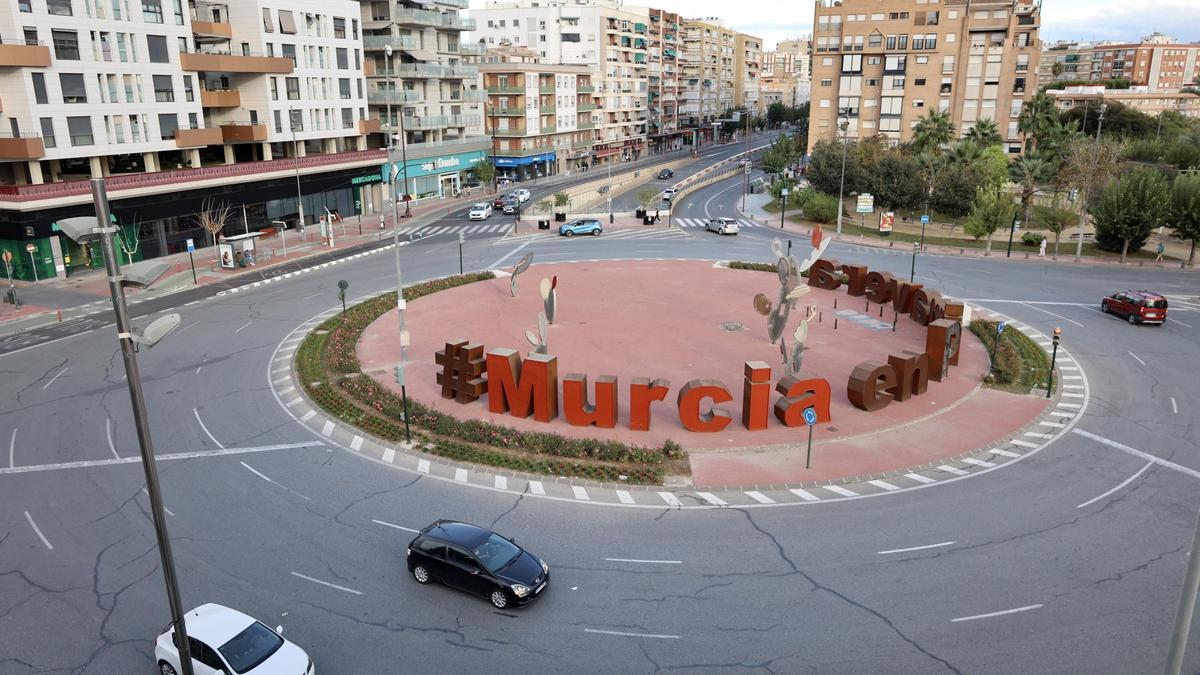 El Ayuntamiento ha anunciado que ya trabaja en el rediseño de la plaza para que deje de tener sólo una función reguladora del tráfico.