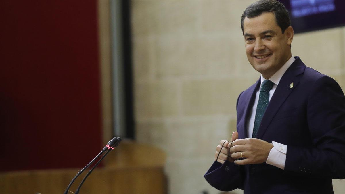 Juanma Moreno, este martes durante su intervención ante el Pleno del Parlamento.