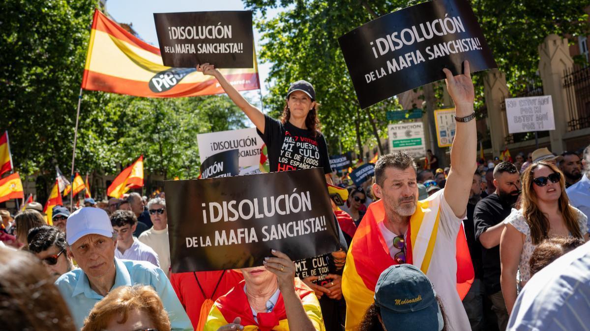 Decenas de miles de personas claman en Madrid contra Sánchez y exigen su dimisión