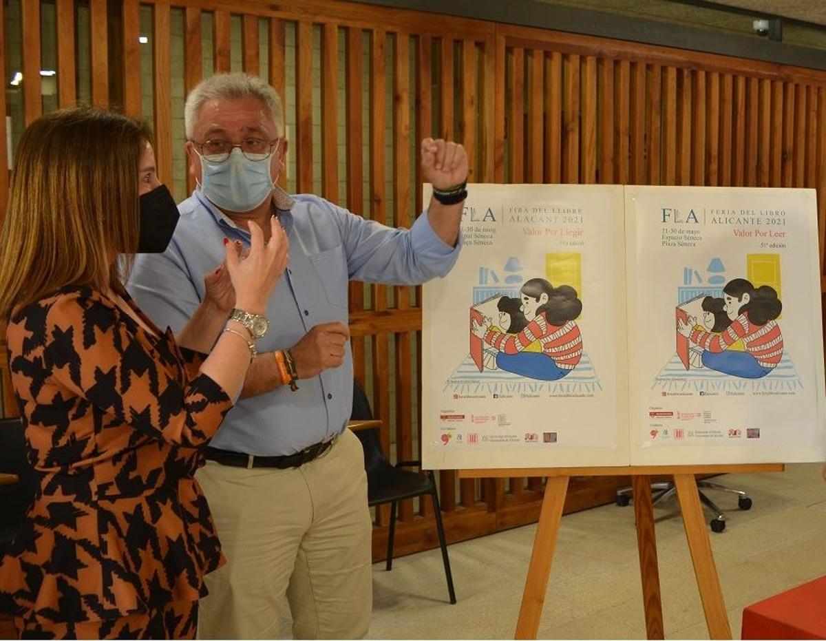 Macarena Regueira, de Makyre, y el concejal de Cultura, Antonio Manresa