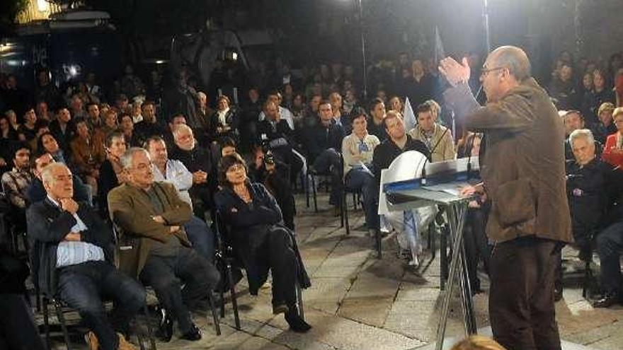 Jorquera, durante su intervención en la plaza del Teucro.  // R. V.