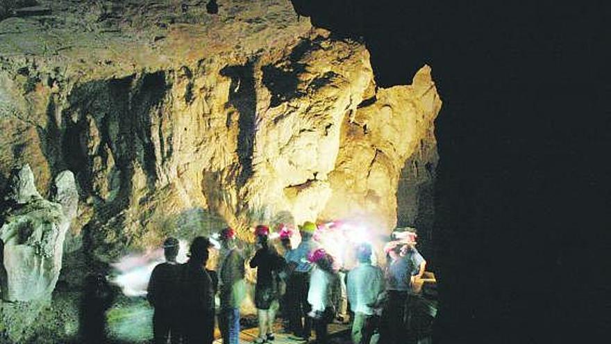 Un grupo de personas, durante una visita guiada a Cueva Huerta.