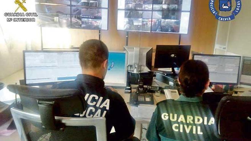 Un policía y una guardia, en un centro de control conjunto.