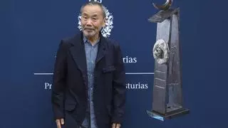 Murakami desata la locura en Oviedo: "No nos creemos que haya venido", aseguran sus lectores