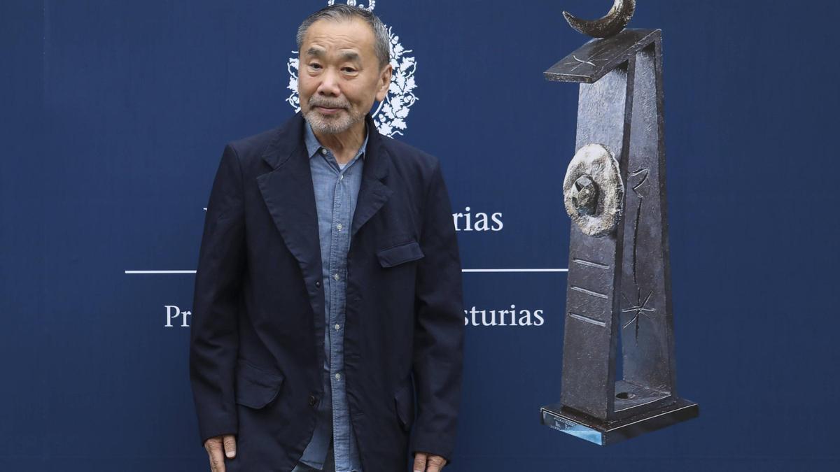 Murakami desata la locura en Oviedo: "Creíamos que no iba a venir", reconocen sus lectores