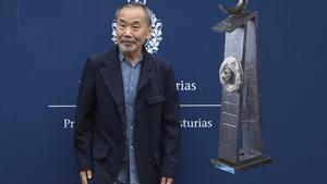 Murakami desata la locura en Oviedo: Creíamos que no iba a venir, reconocen sus lectores