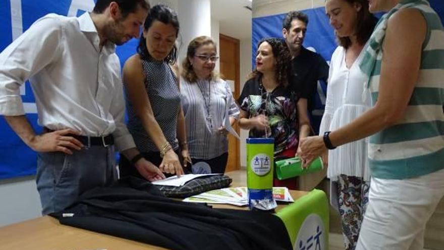 Una de las mesas informativas instaladas ayer en el Palacio de Justicia de Benalúa.