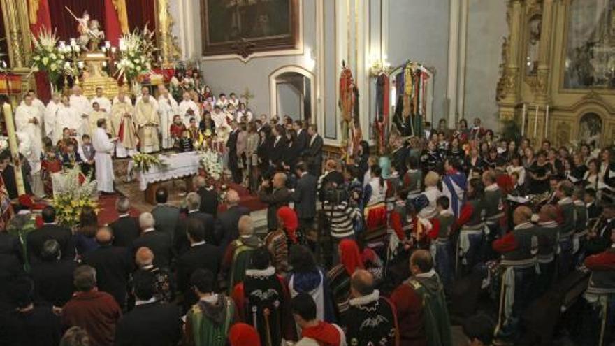 Numerosas personas asistieron a la Solemne Misa en honor a San Jorge que estuvo presidida per el obispo de Ibiza.
