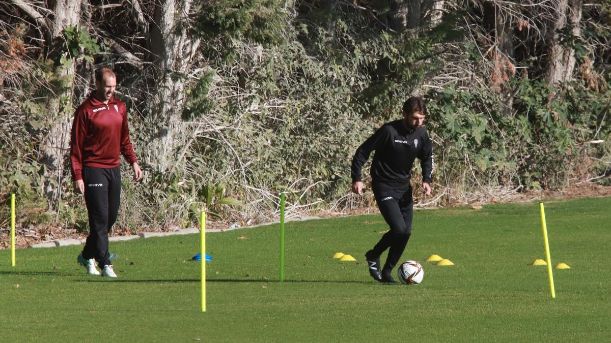 Álex Bernal toca balón junto a Javi Poveda, este miércoles, en el entrenamiento del Córdoba CF en la Ciudad Deportiva.
