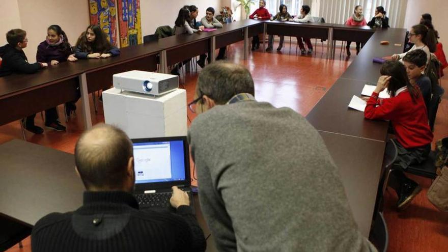 Juan Carlos Martínez, de espaldas, durante el encuentro con un grupo de escolares.