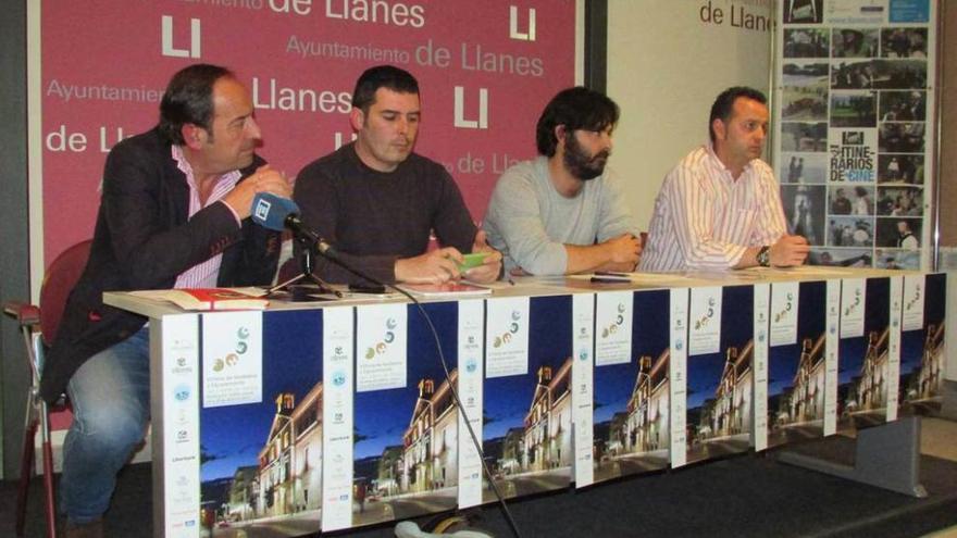 Por la izquierda, Javier Garaña, presidente de Allares; Manuel Amalio Martín, concejal de Turismo; Enrique Riestra Rozas, alcalde de Llanes; y Ángel Bada, presidente de Fomtur, ayer, durante la presentación de la feria.