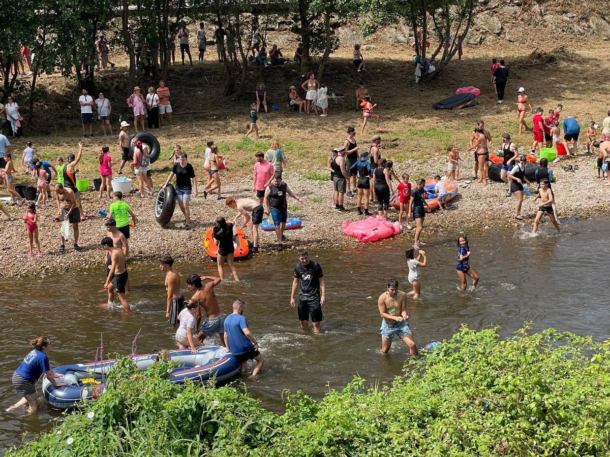 En imágenes: El Descenso Folclórico del Río Esva, en Trevías, reúne a más de doscientas personas