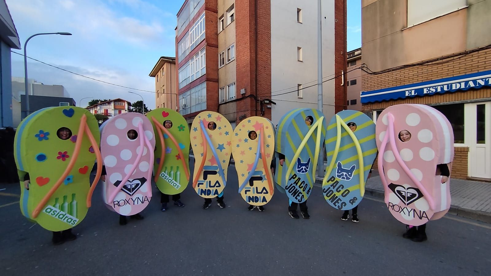 Disfraces y máscaras inundan Llanes en un divertido desfile de carnaval