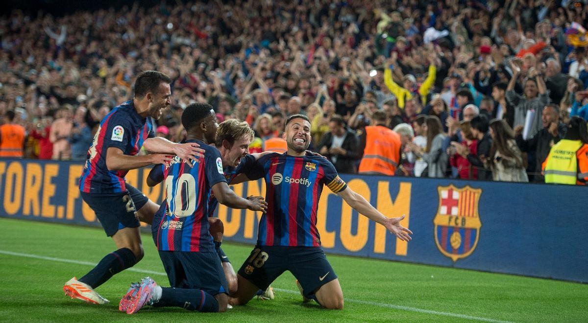 Eric Garcia, Ansu Fati y Frenkie de Jong felicitan a Jordi Alba tras marcar el gol de la victoria del Barça ante Osasuna en el Camp Nou.