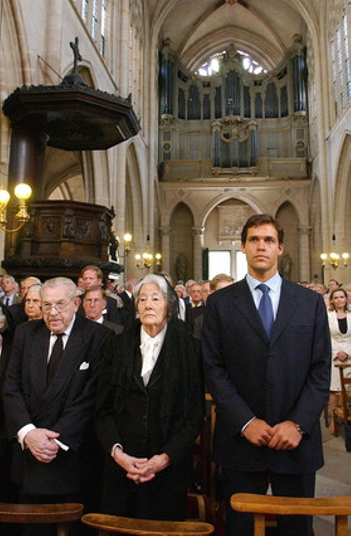 Lluís Alfons de Borbó amb la seva àvia, Emmanuella Dampierre, a París, el 2004. Lluís Alfons de Borbó amb la seva àvia, Emmanuella Dampierre, a París, el 2004.