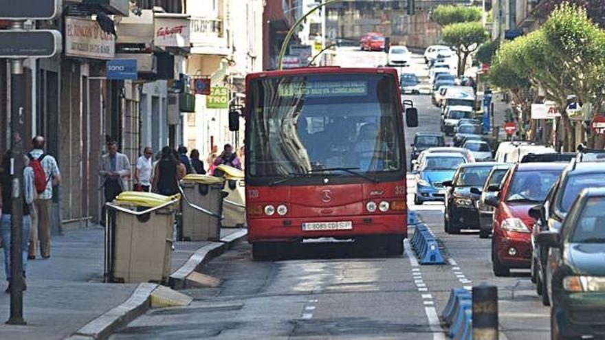 Un autobús de la Compañía de Tranvías, circulando por el carril bus de la calle Federico Tapia en julio de 2011.