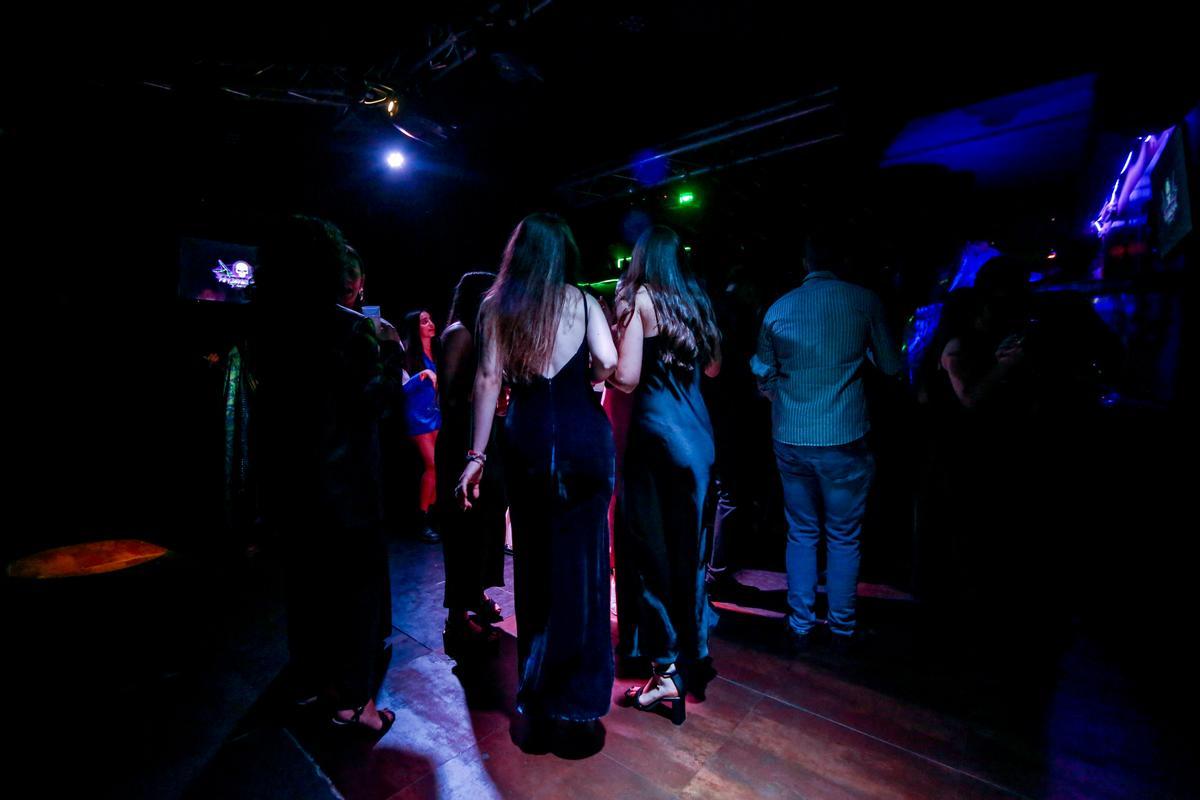 Varias personas en la pista de una discoteca.