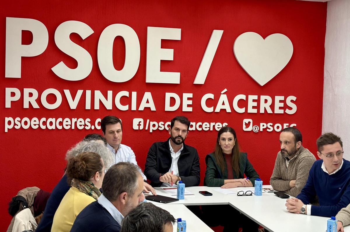 Sánchez Cotrina, junto a Lara Garlito y Eduardo Béjar (derecha), en la ejecutiva posterior al 21-D.