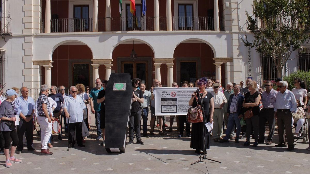 Lectura del manifiesto en favor de la sanidad pública durante la protesta en Priego.