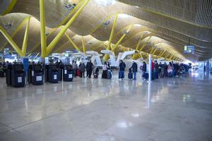 Varias personas hacen cola en el aeropuerto Adolfo Suárez-Madrid-Barajas.
