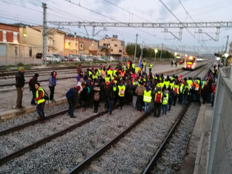 Tallen la R4 a Sant Vicenç per la vaga general