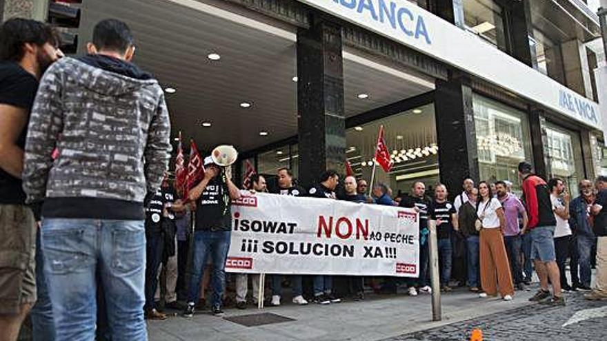 Trabajadores de Isowat, concentrados ayer ante la sede de Abanca en A Coruña.