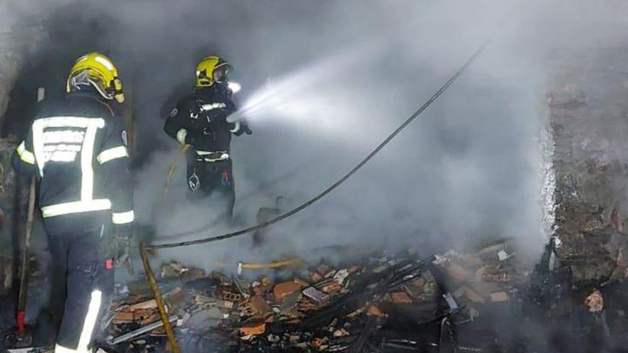 Un incendio calcina por completo una casa deshabitada en Riós y maquinaria de obra