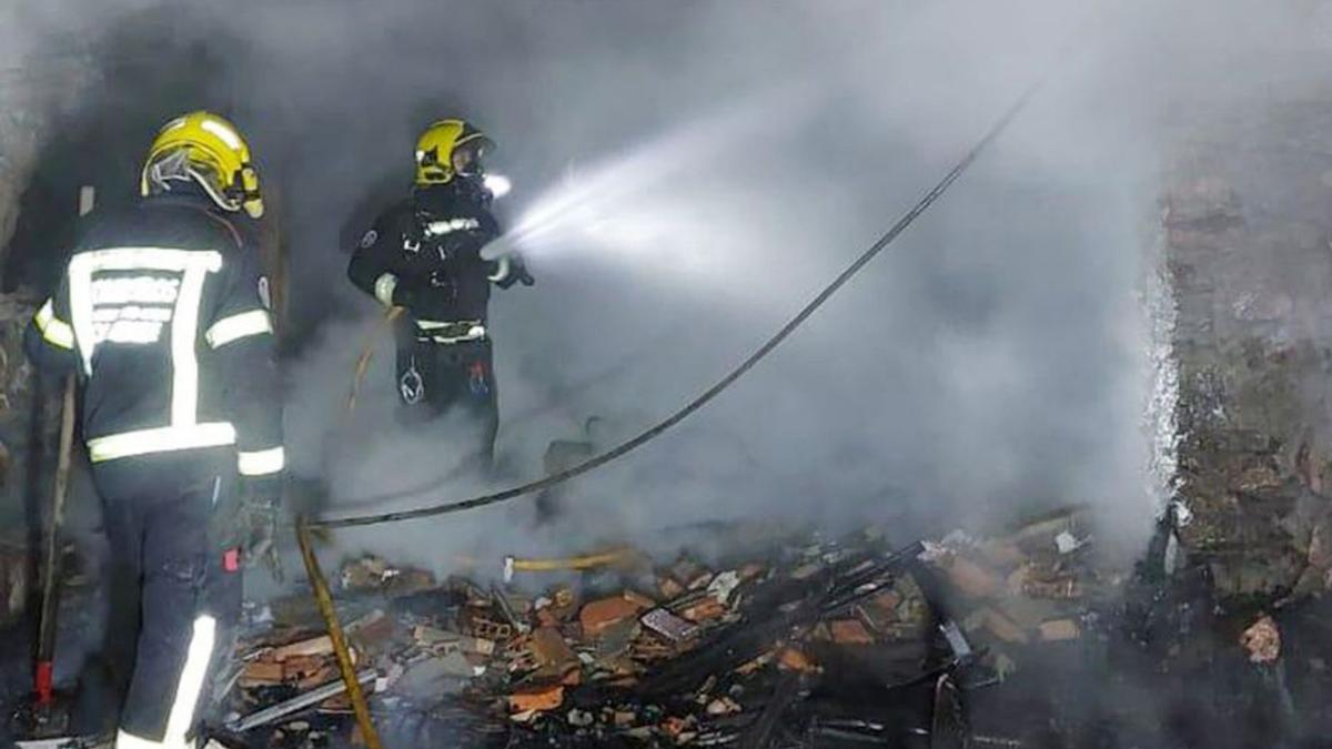 Bomberos sofocando el fuego.  | // GES A GUDIÑA