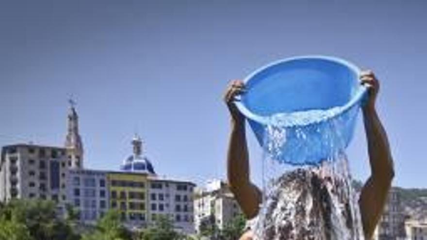 Los habitantes de la provincia se refrescaron como pudieron para poder soportar el sofocante calor de ayer.