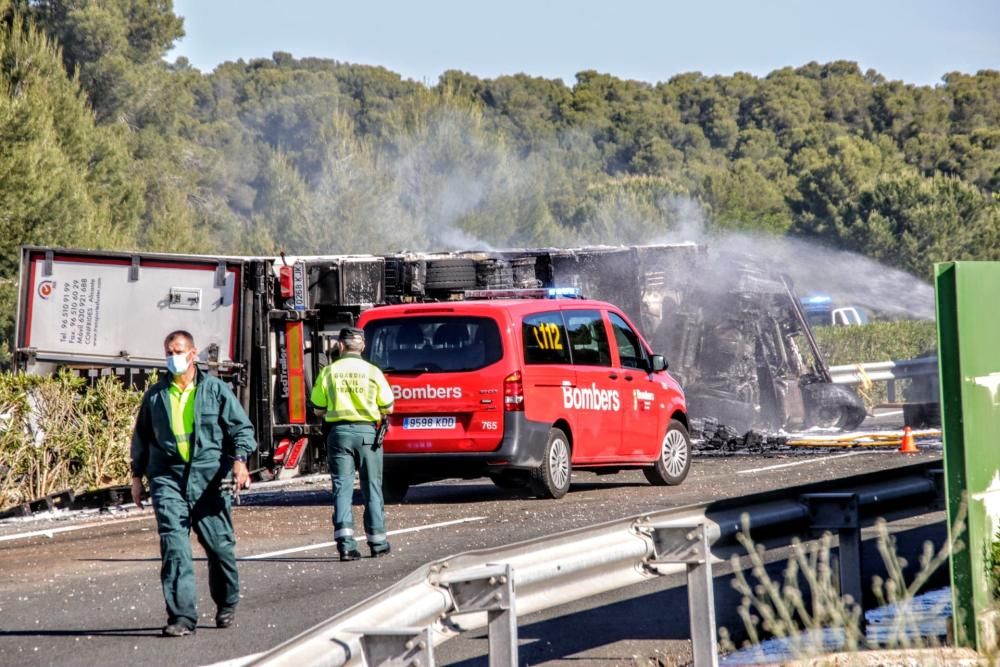 Un muerto en Tibi al salirse el camión que conducía de la autovía e incendiarse