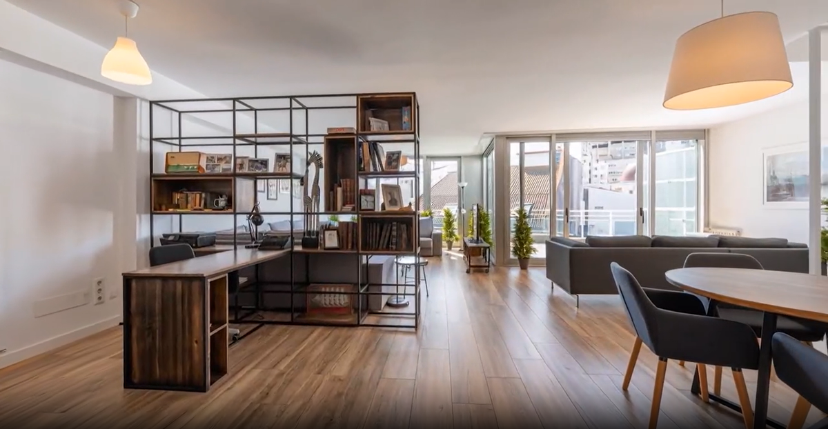 El salón-comedor del piso en venta en el centro de A Coruña.