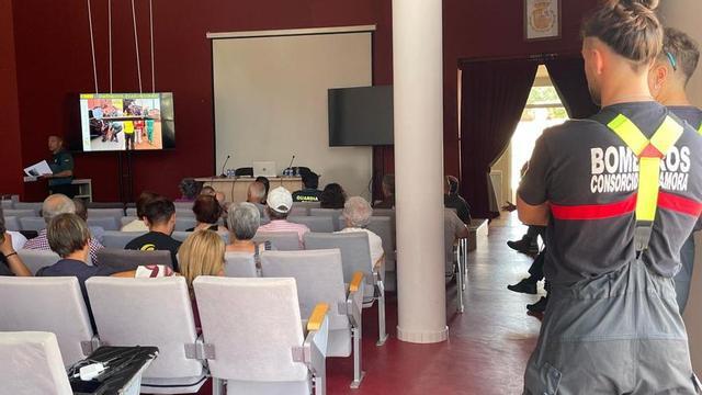Bomberos del Consorcio de Zamora asisten a la charla impartida por el capitán Diego Junquera en San Vitero. | E. V.