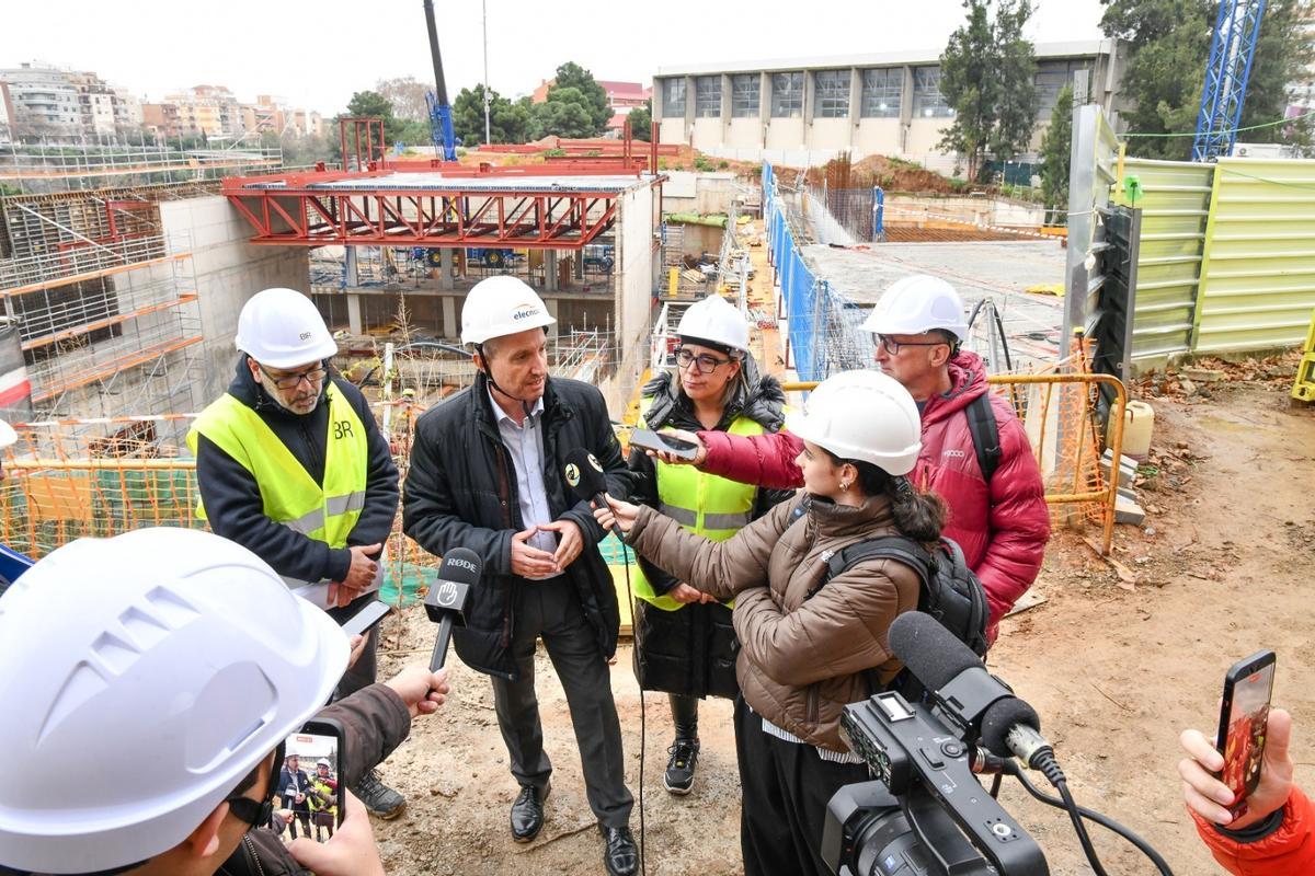 El alcalde de Esplugues de Llobregat, Eduard Sanz, durante una visita a las obras del nuevo auditorio