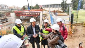 El alcalde de Esplugues de Llobregat, Eduard Sanz, durante una visita a las obras del nuevo auditorio