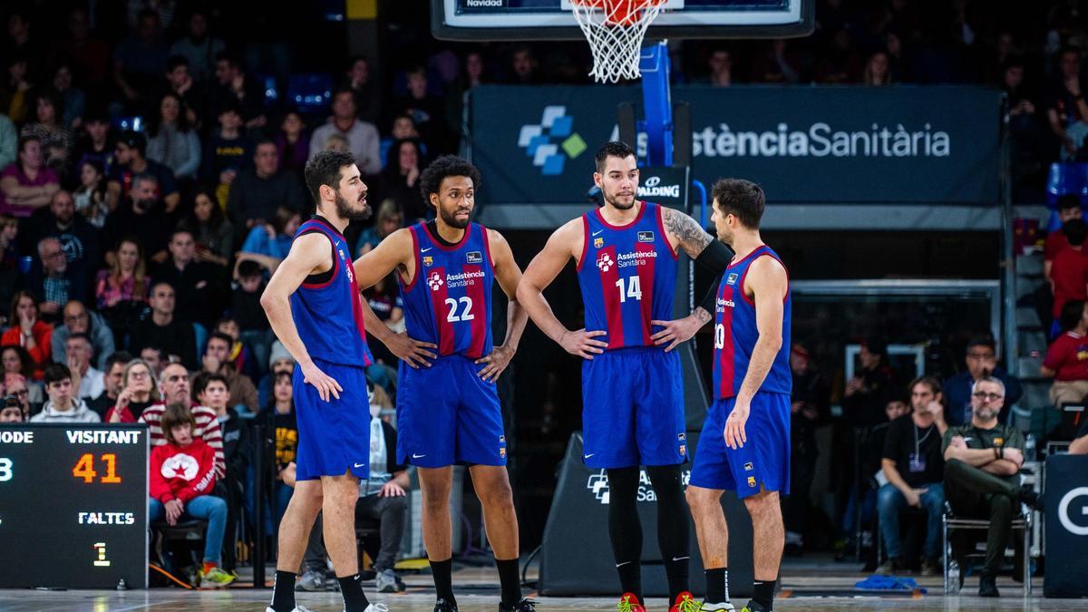 Los jugadores del Barça durante el partido