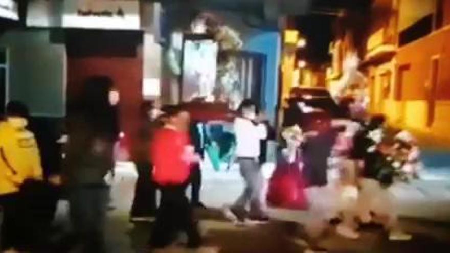 Una Virgen en la calle y otra en un furgón