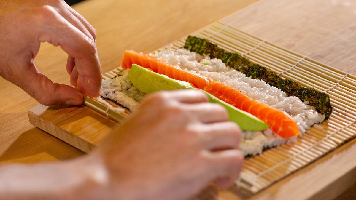 Preparación de un plato de sushi.